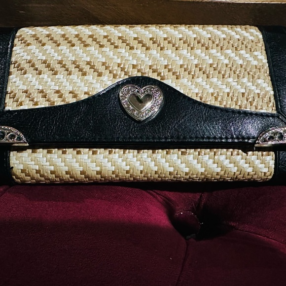 Wallet Silver Tone HEART Decor note back zipper missing! Price reflects defect. - Picture 3 of 13